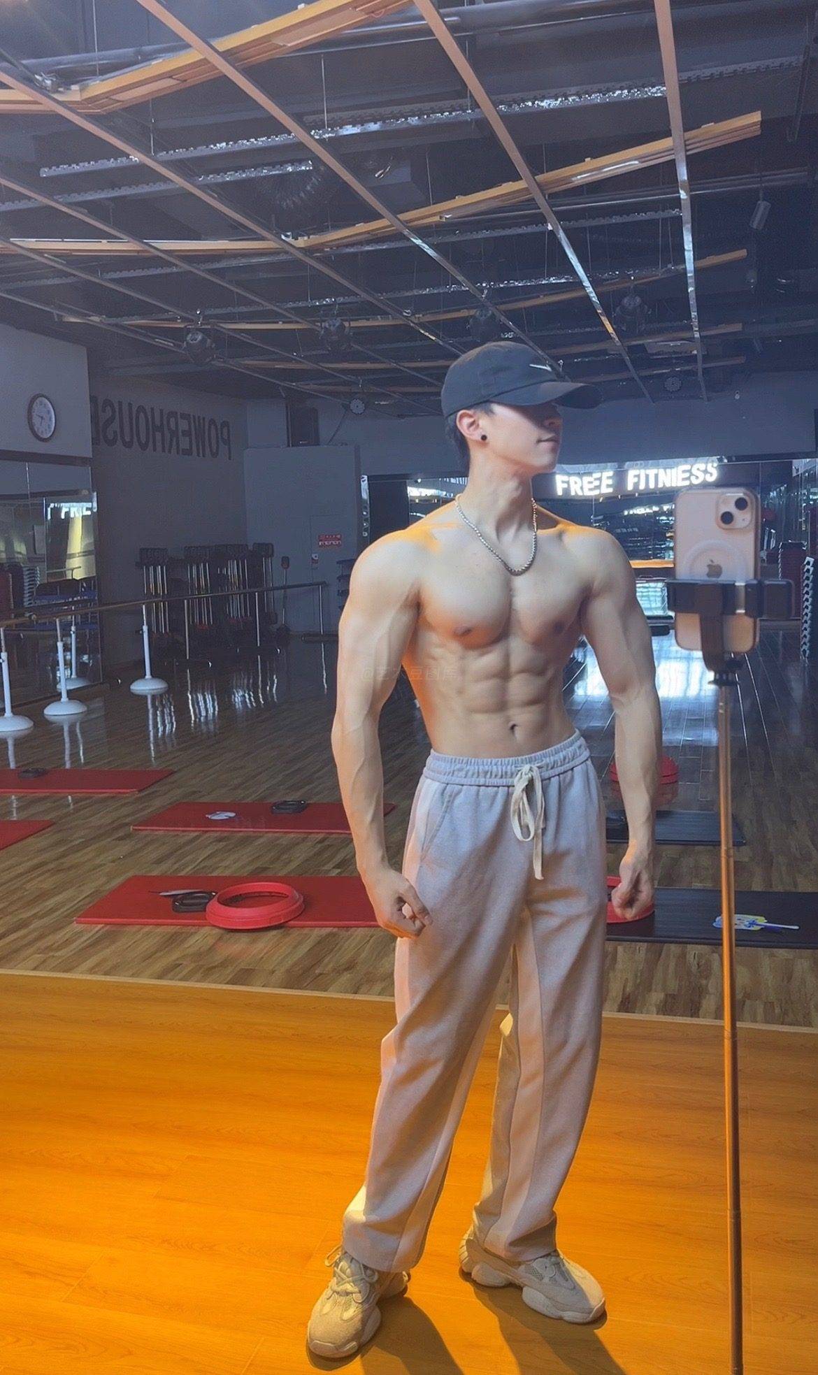 健身就是为了帅。#健身模特 #健身日常 #你的crush降临了吗