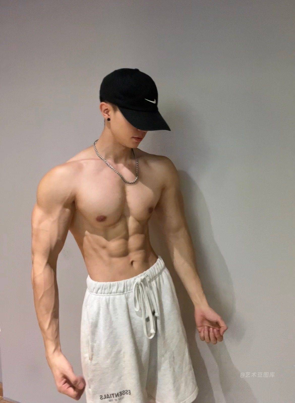 依然是戴上帽子秀身材的一天，健身就是为了帅